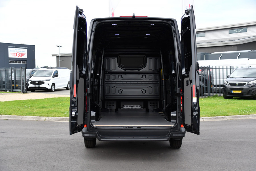 Volkswagen Crafter 35 2.0 TDI L3H3 Highline Black Edition Adaptieve Cruise, Camera, Carplay, 177PK, LED, Multimedia, Automaat, UNIEK!