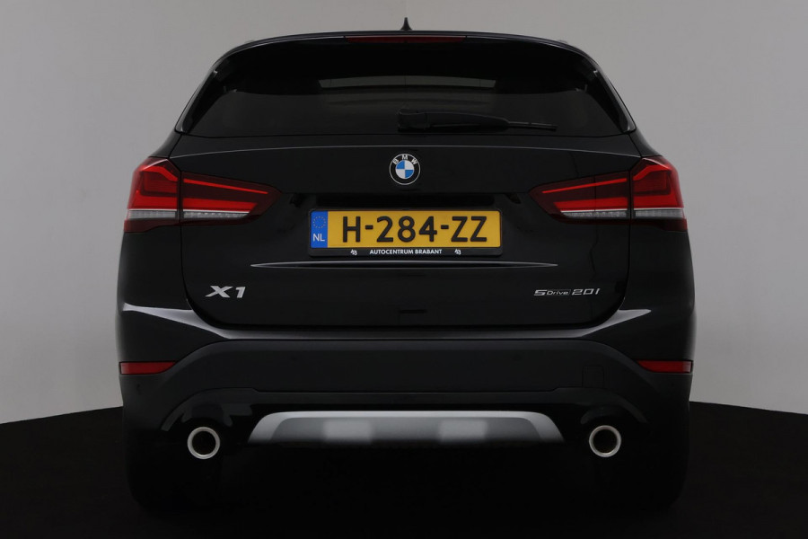 BMW X1 SDrive20i VDL Nedcar Edition Automaat (PANORAMADAK, NAVIGATIE, PDC, STOELV, CRUISE, NL-AUTO, DEALER ONDERHOUDEN)