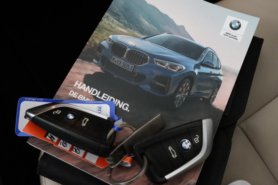 BMW X1 SDrive20i VDL Nedcar Edition Automaat (PANORAMADAK, NAVIGATIE, PDC, STOELV, CRUISE, NL-AUTO, DEALER ONDERHOUDEN)