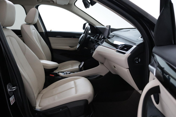 BMW X1 SDrive20i VDL Nedcar Edition Automaat (PANORAMADAK, NAVIGATIE, PDC, STOELV, CRUISE, NL-AUTO, DEALER ONDERHOUDEN)