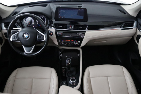 BMW X1 SDrive20i VDL Nedcar Edition Automaat (PANORAMADAK, NAVIGATIE, PDC, STOELV, CRUISE, NL-AUTO, DEALER ONDERHOUDEN)