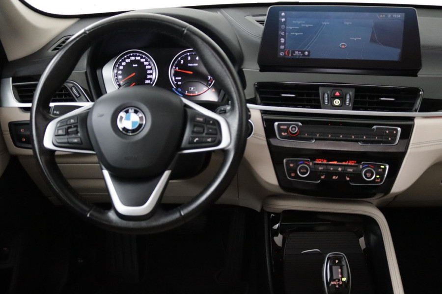 BMW X1 SDrive20i VDL Nedcar Edition Automaat (PANORAMADAK, NAVIGATIE, PDC, STOELV, CRUISE, NL-AUTO, DEALER ONDERHOUDEN)