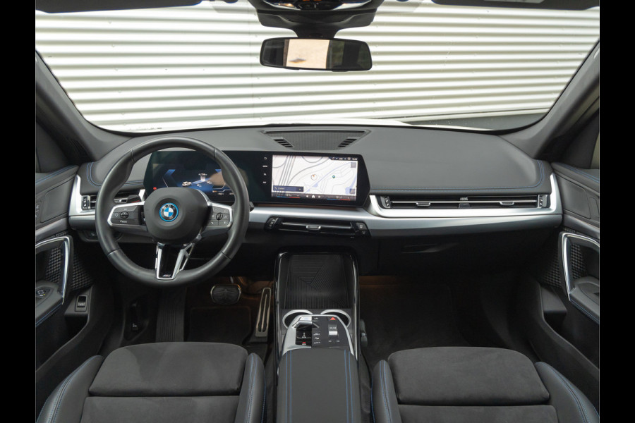 BMW iX1 eDrive20 M-Sport - Camera - Stoelverwarming - Actief Stoel - 67kWh