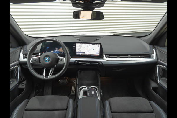 BMW iX1 eDrive20 M-Sport - Camera - Stoelverwarming - Actief Stoel - 67kWh