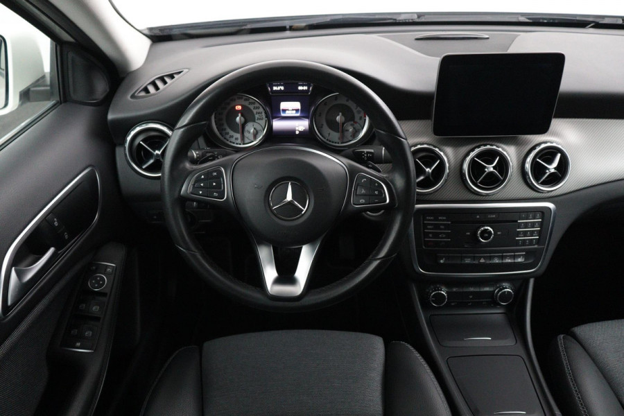 Mercedes-Benz GLA 180 Premium Plus(Goed OndH, Navi Groot, Trekhaak, Parkeerhulp V+A, StoelV, Sportstoelen, Cruise Con, Etc)