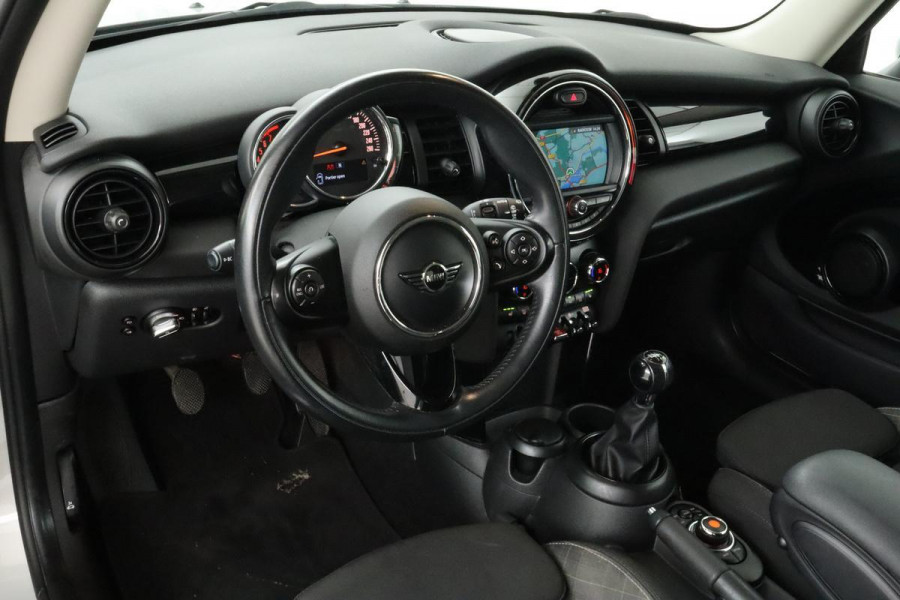 MINI Cooper 1.5 Chili | 1e eigenaar | Stoelverwarming | Carplay | Navigatie | Full LED | Keyless | Cruise control | Climate control