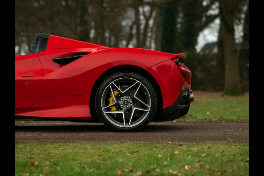 Ferrari F8 Spider 3.9 V8 HELE | Daytona Racing Seats | Veel carbon! | Lift | Camera | Alcantara int. | Pass. display