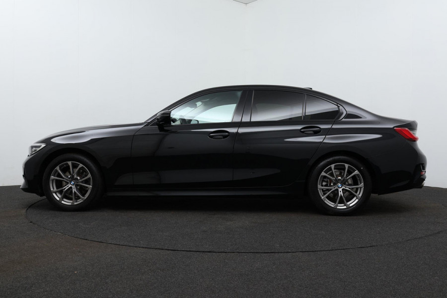 BMW 3-serie 320i Executive Edition Automaat (NAVIGATIE, SFEERVERLICHTING, SPORTSTOELEN, 1e EIGENAAR, DEALER ONDERHOUDEN)