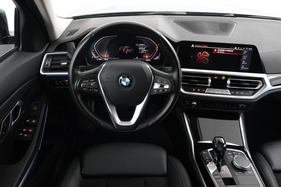 BMW 3-serie 320i Executive Edition Automaat (NAVIGATIE, SFEERVERLICHTING, SPORTSTOELEN, 1e EIGENAAR, DEALER ONDERHOUDEN)