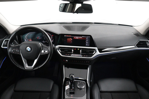 BMW 3-serie 320i Executive Edition Automaat (NAVIGATIE, SFEERVERLICHTING, SPORTSTOELEN, 1e EIGENAAR, DEALER ONDERHOUDEN)