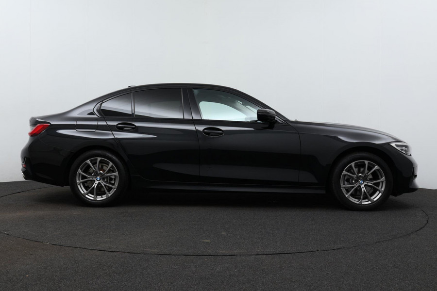 BMW 3-serie 320i Executive Edition Automaat (NAVIGATIE, SFEERVERLICHTING, SPORTSTOELEN, 1e EIGENAAR, DEALER ONDERHOUDEN)