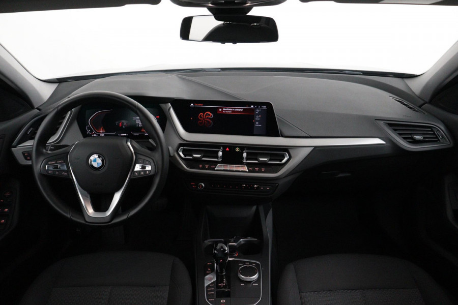 BMW 1-serie 118i Executive Edition Automaat (NAVIGATIE, CARPLAY, CAMERA, LED, 1e EIGENAAR, DEALER ONDERHOUDEN)