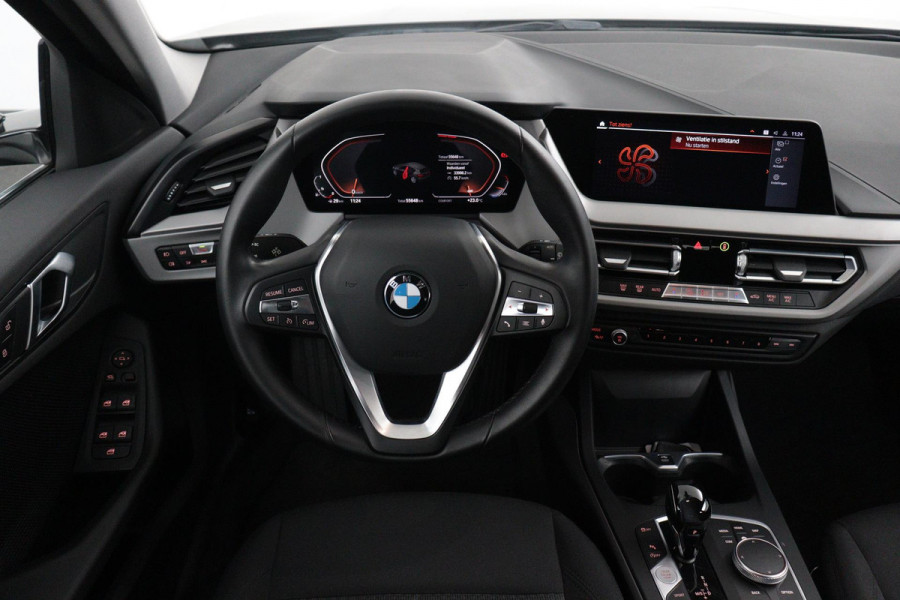 BMW 1-serie 118i Executive Edition Automaat (NAVIGATIE, CARPLAY, CAMERA, LED, 1e EIGENAAR, DEALER ONDERHOUDEN)