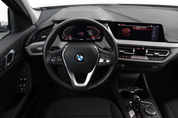 BMW 1-serie 118i Executive Edition Automaat (NAVIGATIE, CARPLAY, CAMERA, LED, 1e EIGENAAR, DEALER ONDERHOUDEN)