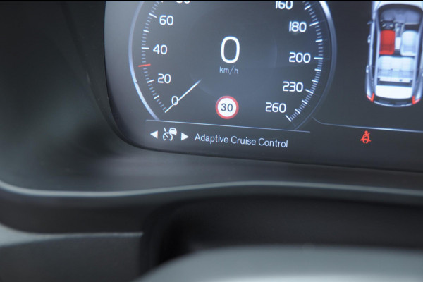 Volvo XC40 T2 129PK Automaat Business Pro /Voorstoelen verwarmd / Keyless entry/ Dodehoek assist/ Adaptive Cruise control/ Apple carplay/ Parkeercamera