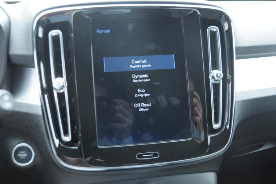 Volvo XC40 T2 129PK Automaat Business Pro /Voorstoelen verwarmd / Keyless entry/ Dodehoek assist/ Adaptive Cruise control/ Apple carplay/ Parkeercamera