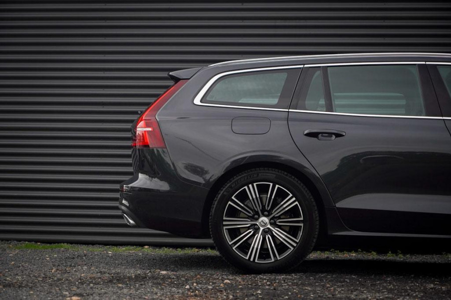 Volvo V60 2.0 T8 Twin Engine AWD Inscription / Trekhaak / Pano / NL Auto / BTW