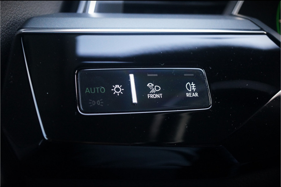 Audi e-tron 50 quattro Launch edition plus 71 kWh | Panoramadak | Keyless | Apple Carplay | Leer | Elek. Stoelen | Luchtvering | Adaptive Cruise Control | Virtual | BTW | NAP | Led | Stoelverwarming | Black Style | 1e Eig. | PDC |