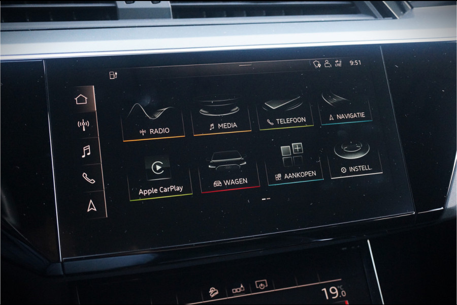 Audi e-tron 50 quattro Launch edition plus 71 kWh | Panoramadak | Keyless | Apple Carplay | Leer | Elek. Stoelen | Luchtvering | Adaptive Cruise Control | Virtual | BTW | NAP | Led | Stoelverwarming | Black Style | 1e Eig. | PDC |