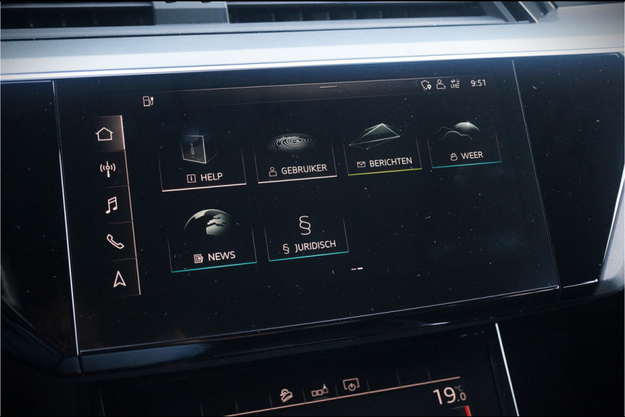 Audi e-tron 50 quattro Launch edition plus 71 kWh | Panoramadak | Keyless | Apple Carplay | Leer | Elek. Stoelen | Luchtvering | Adaptive Cruise Control | Virtual | BTW | NAP | Led | Stoelverwarming | Black Style | 1e Eig. | PDC |