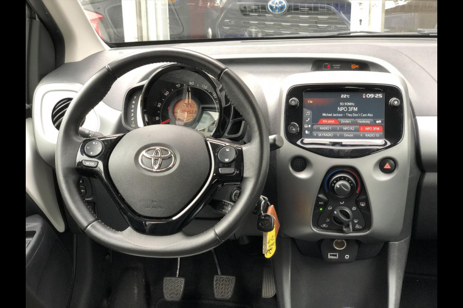 Toyota Aygo 1.0 VVT-i 5D x-play | Apple CarPlay/Android Auto, Parkeercamera, Snelheidsbegrenzer, Stuurbediening, Airconditioning