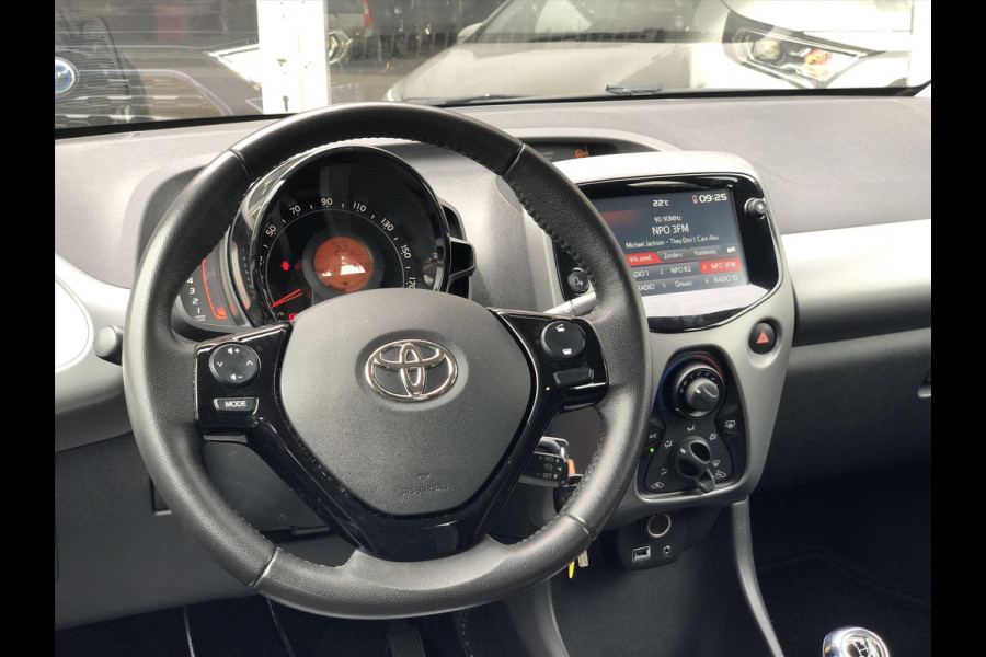 Toyota Aygo 1.0 VVT-i 5D x-play | Apple CarPlay/Android Auto, Parkeercamera, Snelheidsbegrenzer, Stuurbediening, Airconditioning