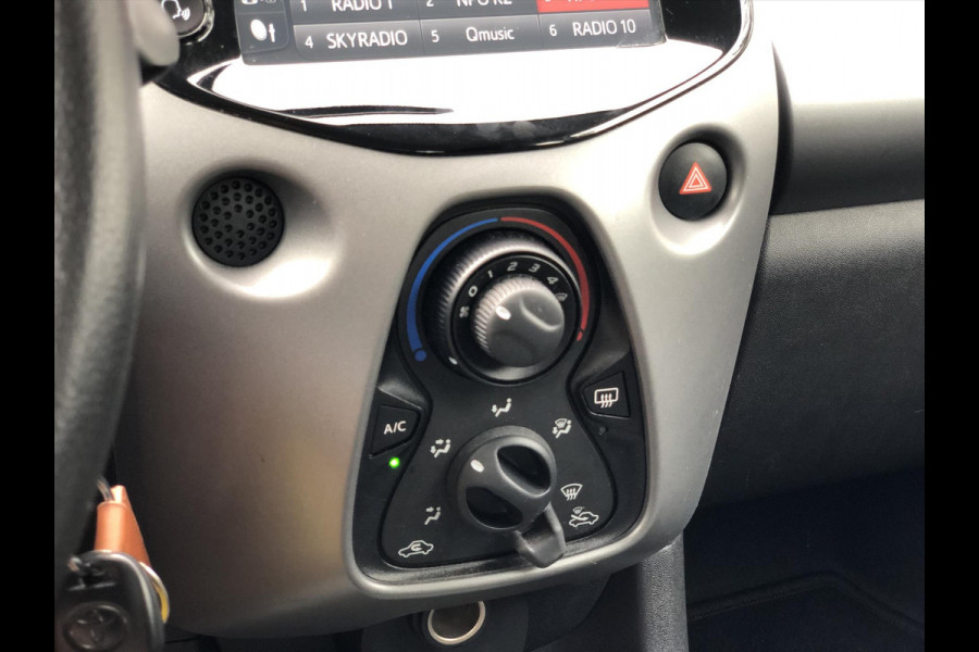 Toyota Aygo 1.0 VVT-i 5D x-play | Apple CarPlay/Android Auto, Parkeercamera, Snelheidsbegrenzer, Stuurbediening, Airconditioning