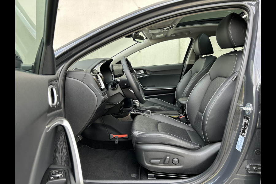 Kia Xceed 1.5 T-GDi ExecutiveLine Automaat | Black Pack | Panoramadak | JBL | Leder | Stoelverkoeling | Camera | Navi | 18” Velgen | Apple CarPlay/Android Auto | Clima | 18” Velgen | Stuur-/Stoelverwarmimg | PDC | Cruise | LED |