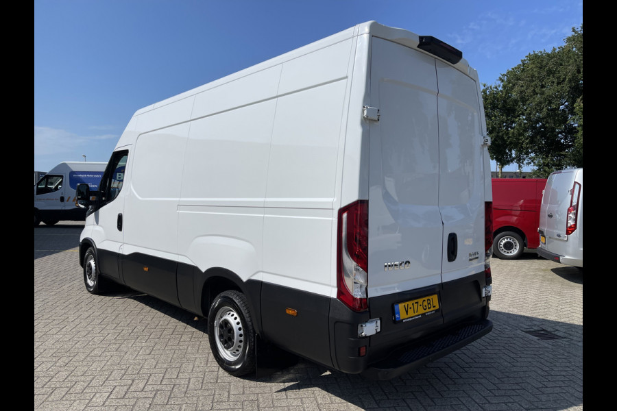 Iveco Daily 35S16V 2.3 352 L2H2 automaat / vaste prijs rijklaar € 27.950 ex btw / lease vanaf € 500 / climate control / mag 3500 kg trekken / pdc en opstap achter !