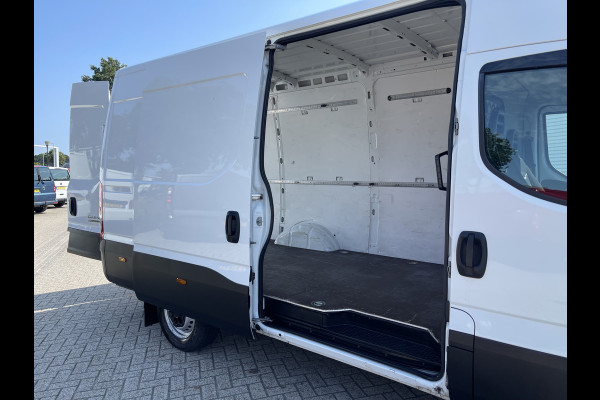 Iveco Daily 35S16V 2.3 352 L2H2 automaat / vaste prijs rijklaar € 27.950 ex btw / lease vanaf € 500 / climate control / mag 3500 kg trekken / pdc en opstap achter !