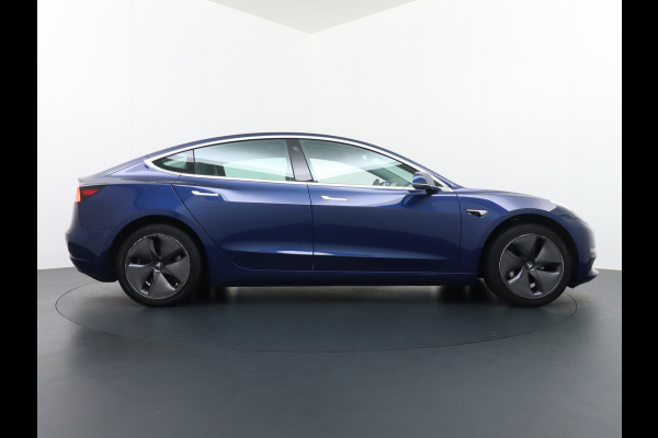 Tesla Model 3 SR+ 325PK AutoPilot Leer PanoDak Adaptive cruise 18" Camera's Elektr.-Stuur+Stoelen+Spiegels+Geheugen+Easy-Entry+Verwarmde stoel Ecc Navigatiesysteem full map LED-a+v Koplampspoeiers Comfortstoel(en) ACC Dual-ECC DAB Voorverwarmen interieur via App Keyless via Telefoonsleutel One-Pedal-Drive Origin. NLse auto ! 1e eigenaar