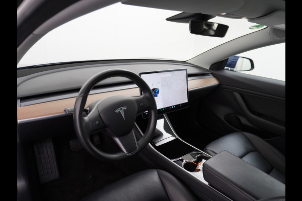 Tesla Model 3 SR+ 325PK AutoPilot Leer PanoDak Adaptive cruise 18" Camera's Elektr.-Stuur+Stoelen+Spiegels+Geheugen+Easy-Entry+Verwarmde stoel Ecc Navigatiesysteem full map LED-a+v Koplampspoeiers Comfortstoel(en) ACC Dual-ECC DAB Voorverwarmen interieur via App Keyless via Telefoonsleutel One-Pedal-Drive Origin. NLse auto ! 1e eigenaar