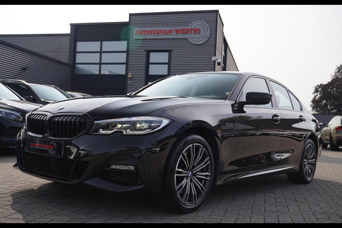 BMW 3-serie 330e High Executive | M-pakket | Luxe leder / Alcantara | LED koplampen | Dealer onderhouden | Shadowline | Stoelverwa