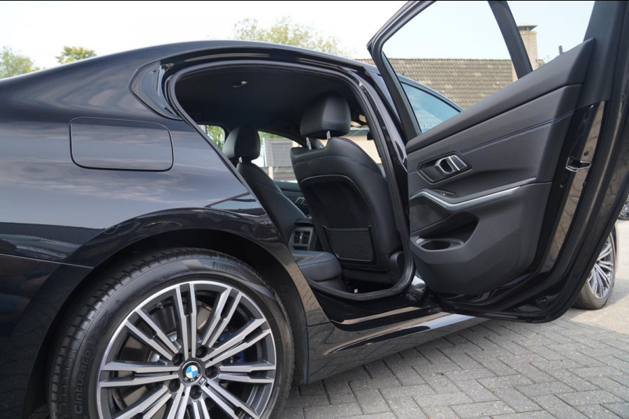 BMW 3-serie 330e High Executive | M-pakket | Luxe leder / Alcantara | LED koplampen | Dealer onderhouden | Shadowline | Stoelverwa