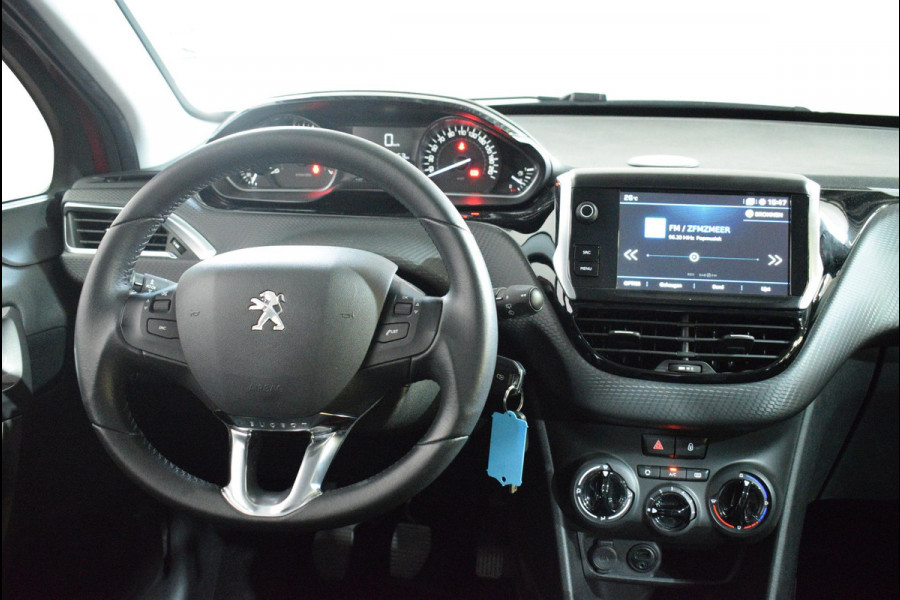 Peugeot 2008 1.2 PureTech Blue Lion TREKHAAK | NAVIGATIE | CARPLAY | PARKEERSENSOREN | AIRCO | ALL SEASON BANDEN | 50.444km