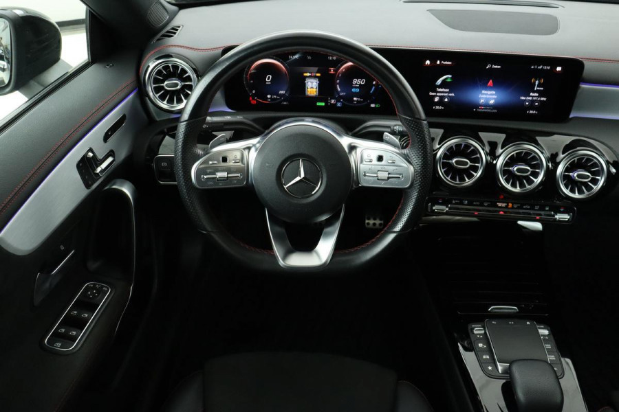 Mercedes-Benz CLA-Klasse 250e AMG | Panoramadak | Sfeerverlichting | Carplay | Stoelverwarming | Camera | Keyless | Multibeam LED | Widescreen