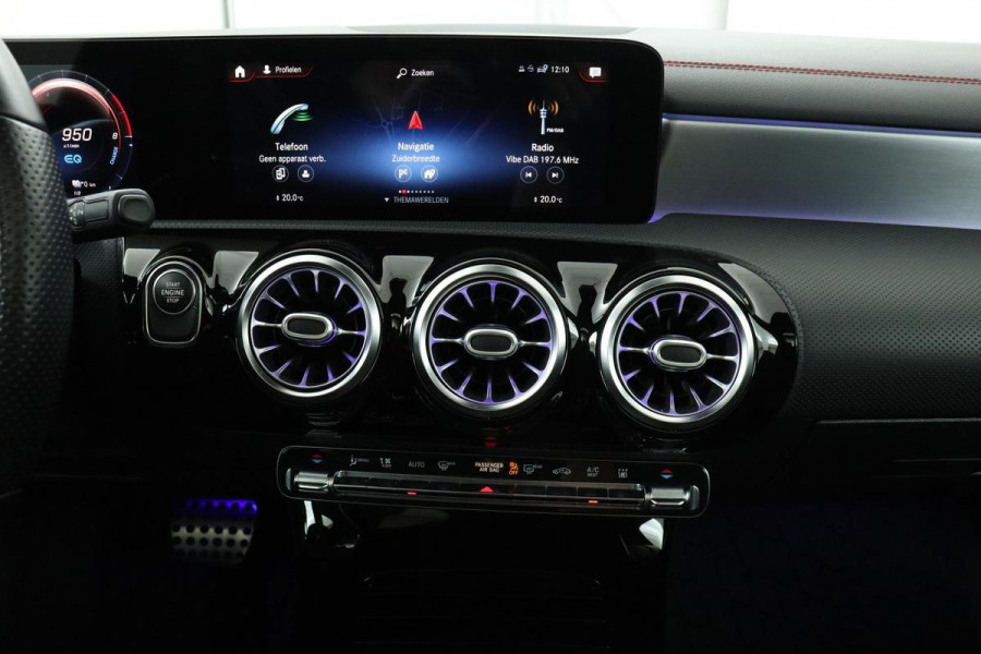 Mercedes-Benz CLA-Klasse 250e AMG | Panoramadak | Sfeerverlichting | Carplay | Stoelverwarming | Camera | Keyless | Multibeam LED | Widescreen