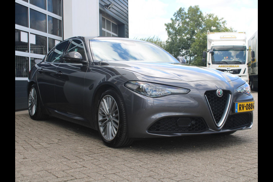 Alfa Romeo Giulia 2.0T Super | Xenon | PDC | Navi | Cruise | Pack Veloce Interieur | Stoel -/ Stuurverwarming | Trekhaak