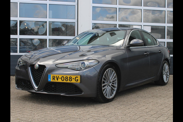 Alfa Romeo Giulia 2.0T Super | Xenon | PDC | Navi | Cruise | Pack Veloce Interieur | Stoel -/ Stuurverwarming | Trekhaak