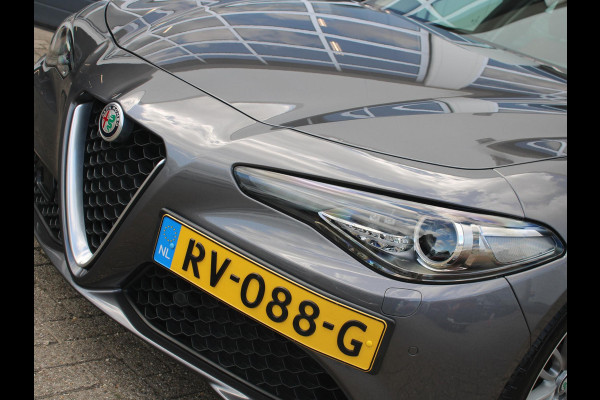 Alfa Romeo Giulia 2.0T Super | Xenon | PDC | Navi | Cruise | Pack Veloce Interieur | Stoel -/ Stuurverwarming | Trekhaak