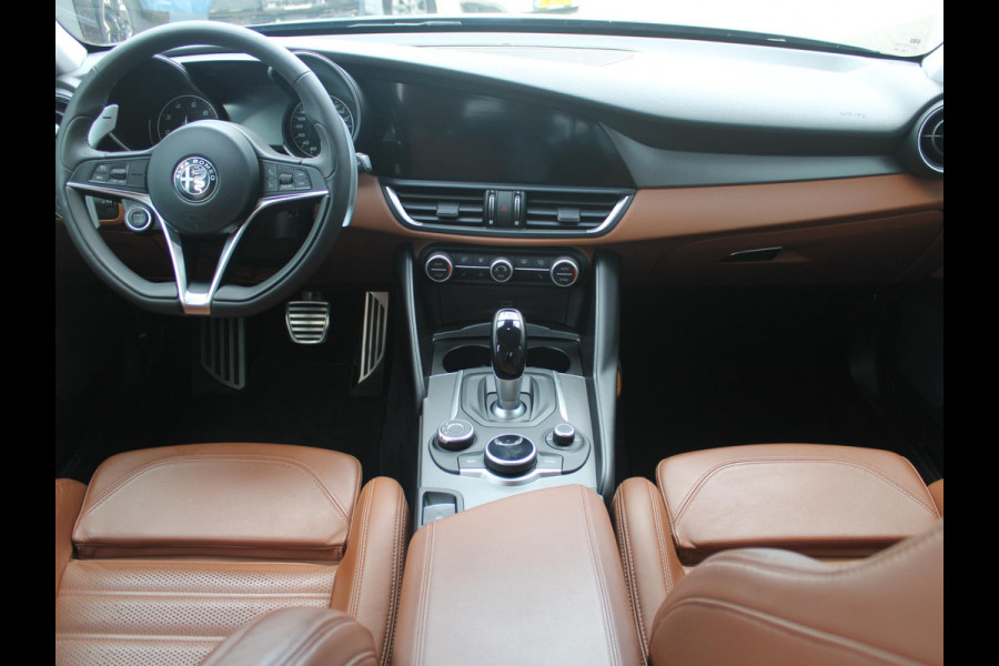 Alfa Romeo Giulia 2.0T Super | Xenon | PDC | Navi | Cruise | Pack Veloce Interieur | Stoel -/ Stuurverwarming | Trekhaak