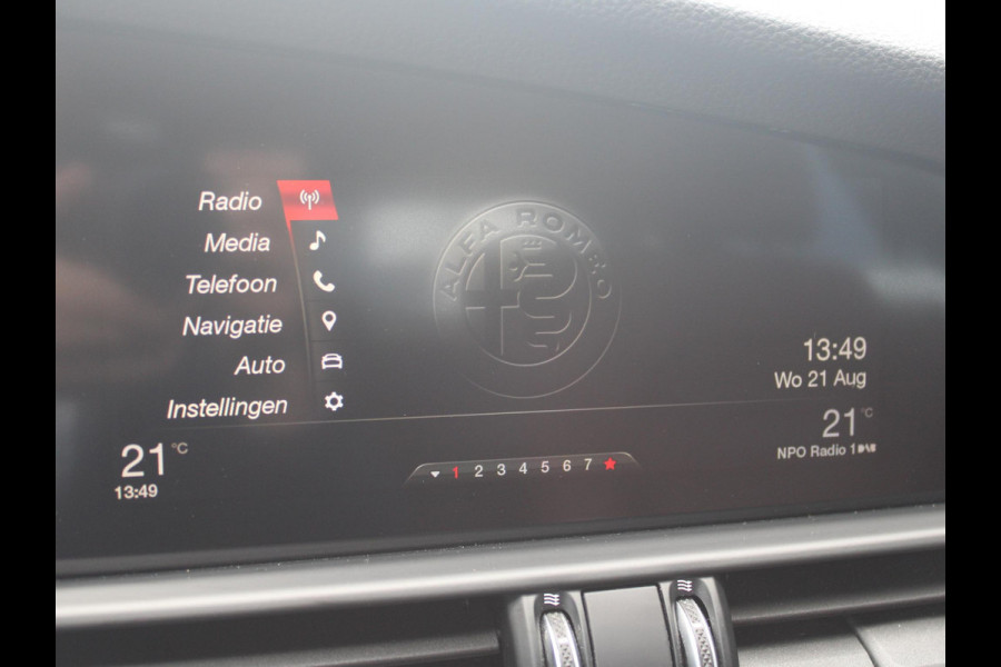 Alfa Romeo Giulia 2.0T Super | Xenon | PDC | Navi | Cruise | Pack Veloce Interieur | Stoel -/ Stuurverwarming | Trekhaak