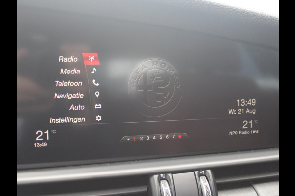 Alfa Romeo Giulia 2.0T Super | Xenon | PDC | Navi | Cruise | Pack Veloce Interieur | Stoel -/ Stuurverwarming | Trekhaak