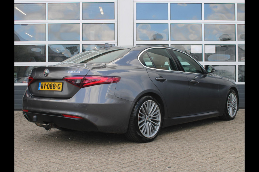 Alfa Romeo Giulia 2.0T Super | Xenon | PDC | Navi | Cruise | Pack Veloce Interieur | Stoel -/ Stuurverwarming | Trekhaak