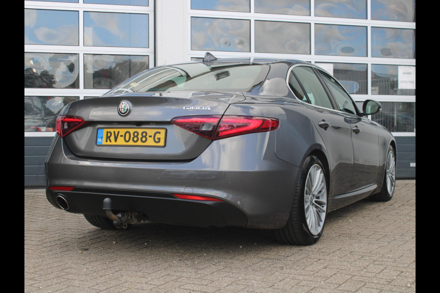 Alfa Romeo Giulia 2.0T Super | Xenon | PDC | Navi | Cruise | Pack Veloce Interieur | Stoel -/ Stuurverwarming | Trekhaak