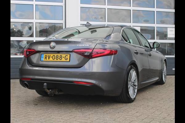 Alfa Romeo Giulia 2.0T Super | Xenon | PDC | Navi | Cruise | Pack Veloce Interieur | Stoel -/ Stuurverwarming | Trekhaak