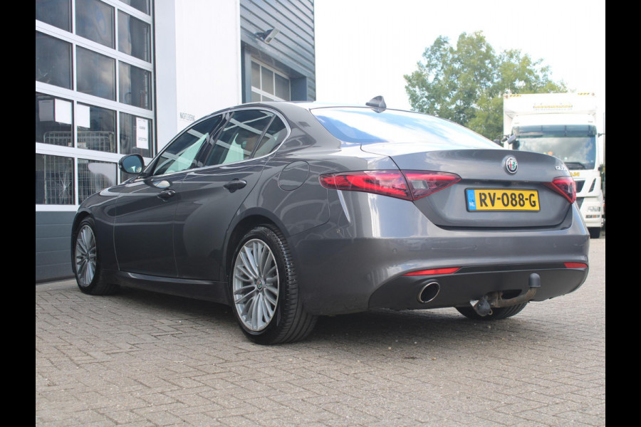 Alfa Romeo Giulia 2.0T Super | Xenon | PDC | Navi | Cruise | Pack Veloce Interieur | Stoel -/ Stuurverwarming | Trekhaak