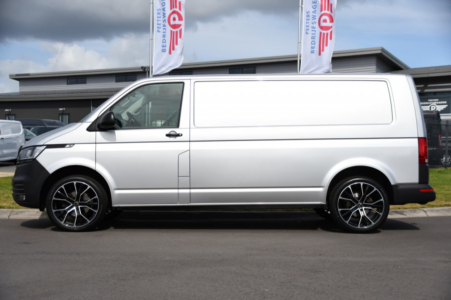 Volkswagen Transporter 2.0 TDI L2H1 PB Edition Adaptieve Cruise, Camera, Carplay, 150pk , Automaat, Sensoren, Trekhaak, Stoelverwaming