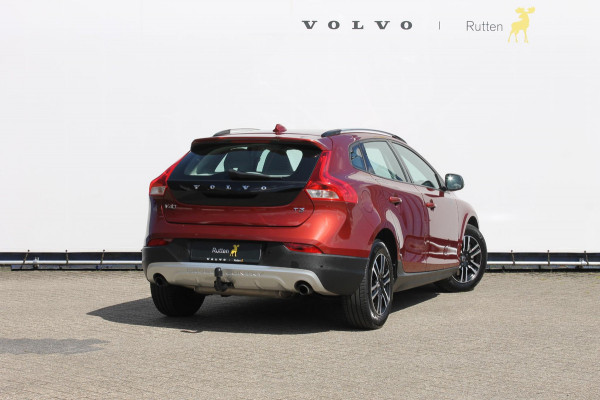 Volvo V40 Cross Country T3 Nordic+ Standkachel / Adaptieve Cruise Control / Trekhaak / Climate Control / Blis / Distance Control / Navigatie / Parkeersensoren achter