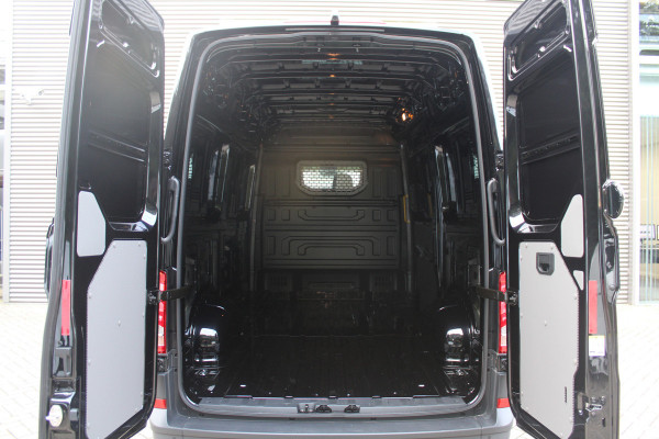 Volkswagen Crafter 35 2.0 TDI L3H3 177pk - LED koplampen - Navigatie - Geveerde stoel - Cruise - Camera - DAB - Parkeersensoren - Rijklaar